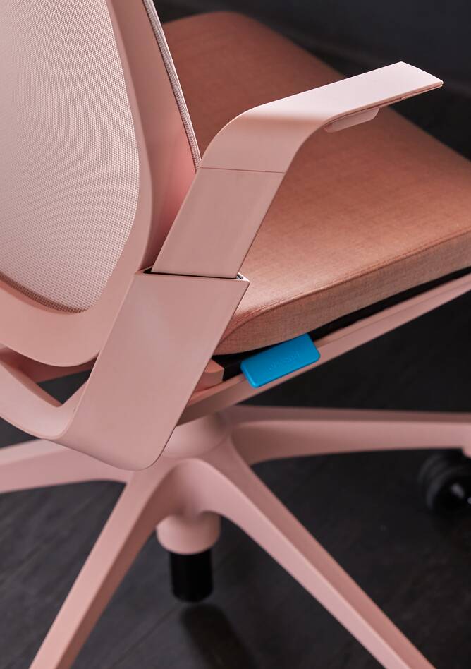 Ahrend Remode office chair in pink with balance solo workstation top rear left detail view cutout for website