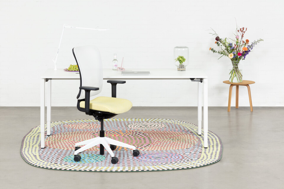 Royal Ahrend Balance 4 leg in white with yellow and white SQALA office chair with karpet front view