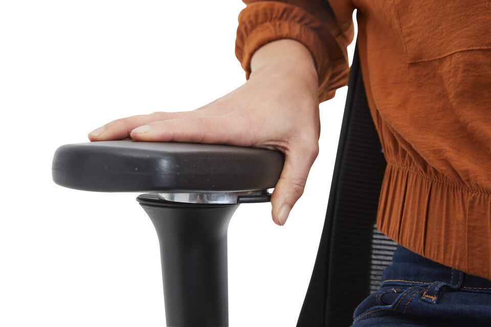 Gispen 4D armrest button under armpad for adjustment front detail view