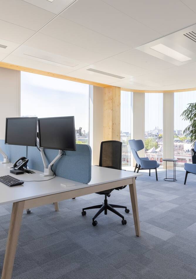 Royal Ahrend office project interior view of Verspieren in Saint Denis AP05