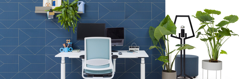 Gispen TM workstation in white with white tabletop and green upholstered grey Zinn office chair in front of blue backpanel front view