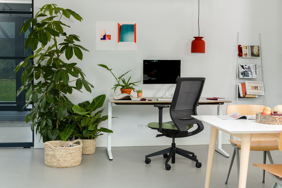 Royal Ahrend balance workstation in white with oak tabletop and Prime office chair upholstered in green and black interior view