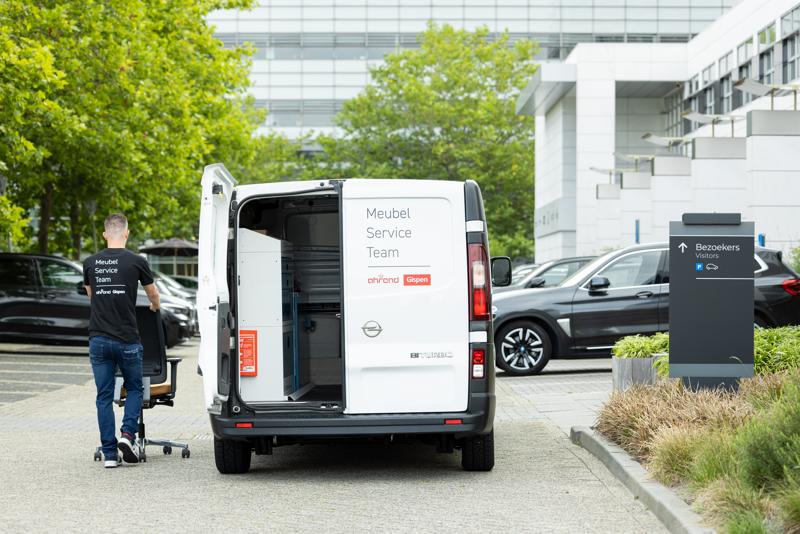 Ahrend MST mechanics arriving with dual branded van for chair replacement service SP08