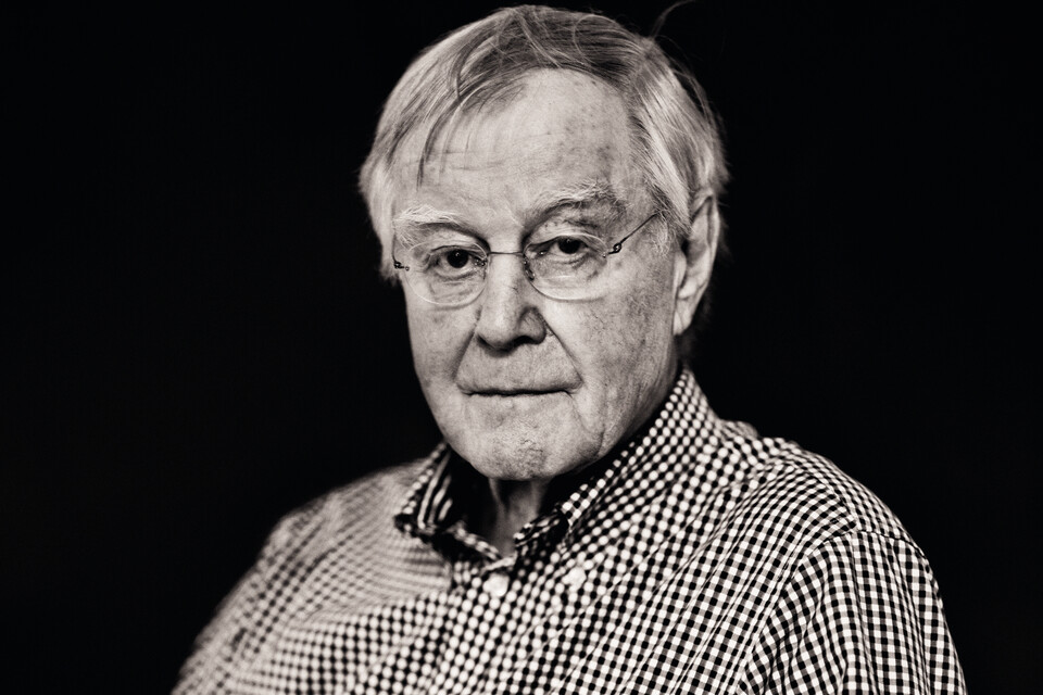 Black and white portrait of Friso Kramer on black background
