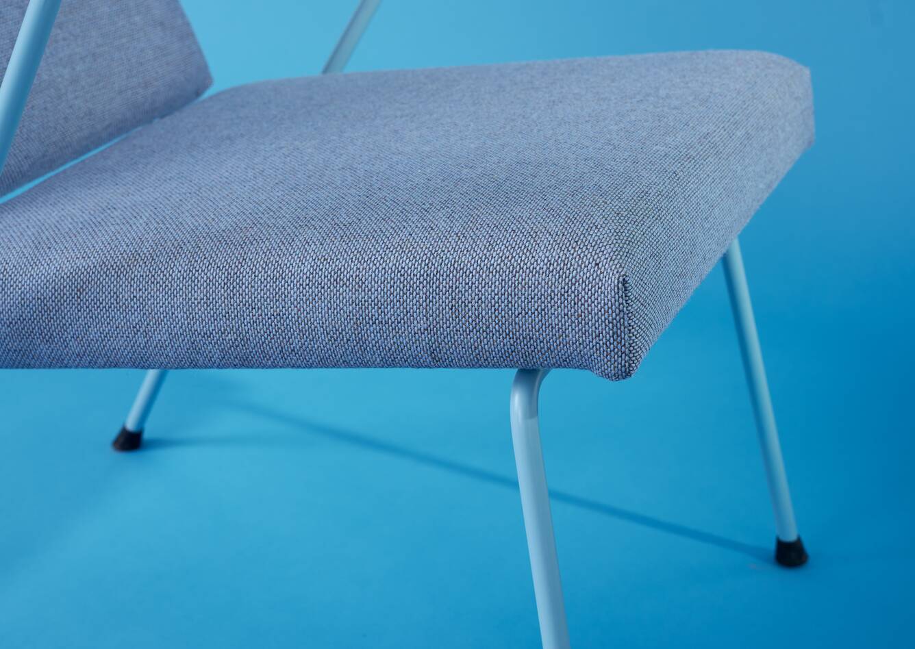 Gispen Classics 1401 armchair in blue on blue backdrop front left detail view
