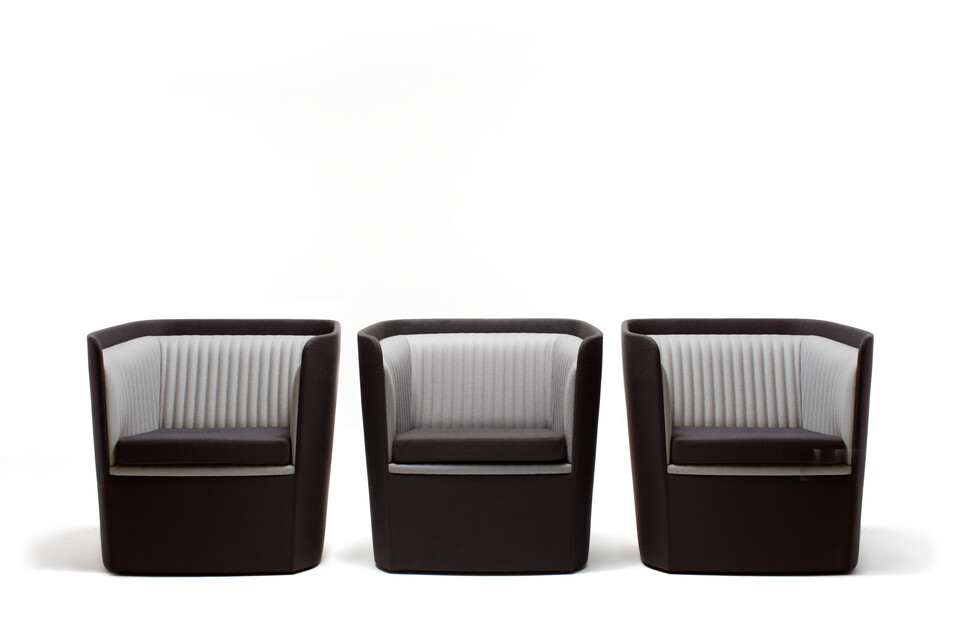 Gispen TST low armchairs with seat in Divina 3 171 and back in Divina 3 181 front view