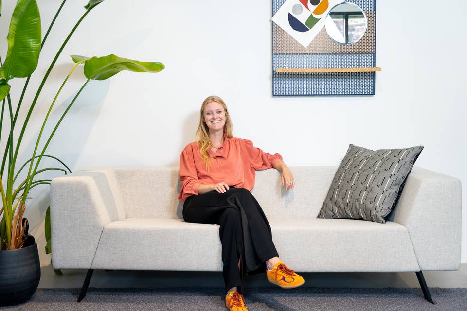 Colour portrait of Lisanne Huizing seated in SETT sofa variant 2