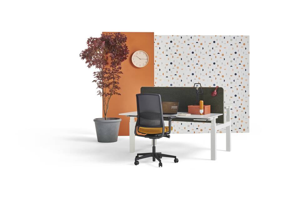 Gispen TMNL sit stand dual workstation with handcrank in white and white tabletop with ZINN office chair styled with backpanels front right view