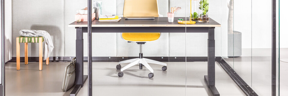 Gispen MOXX upholstered in green with black TMNL desk and yellow Zinn Multi front view