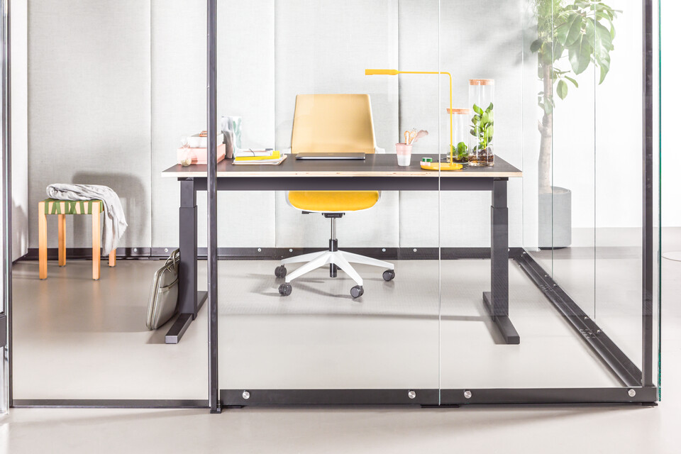 Gispen MOXX upholstered in green with black TMNL desk and yellow Zinn Multi front view