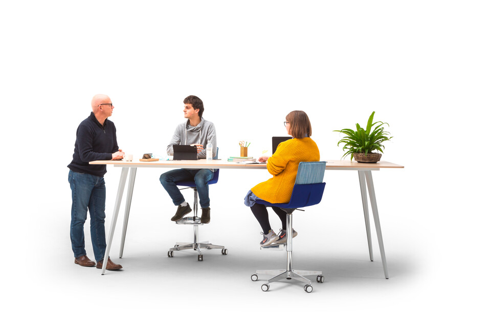 Gispen TEAM Classic narrow high conference table with lightgrey frame and birch tabletop with blue Triennial Work High chairs with models front view