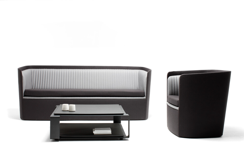 Gispen TST low 2,5 seat and armchair with seat in Divina 3 171 and back in Divina 3 181 with Bendit coffee table front view
