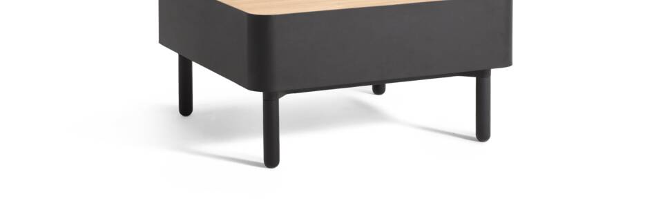 Gispen STEE coffee table with black frame and oak tabletop front left view