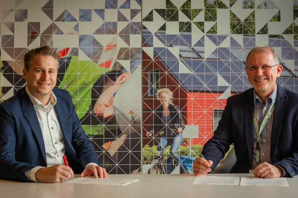 Ahrend contract sighning with Enexis by Maikel Ruijs