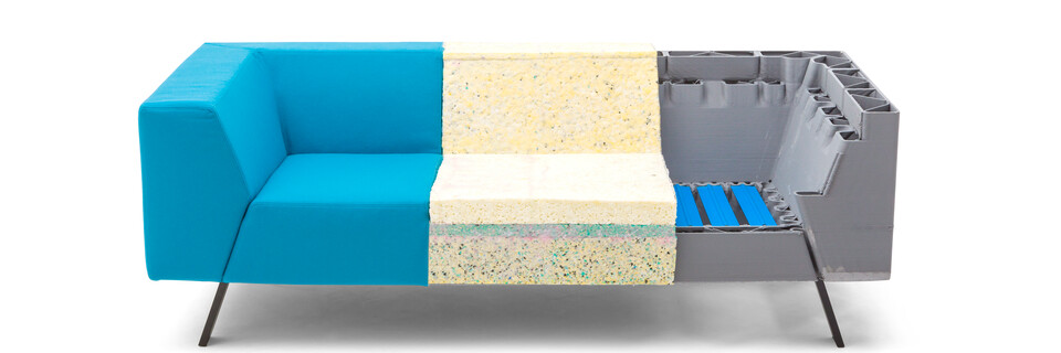 Gispen Sett CE Low 2,5 seat partly in divina 3 826 lightblue with foam and 3 visable springs front view