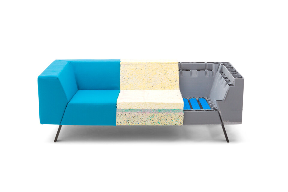 Gispen Sett CE Low 2,5 seat partly in divina 3 826 lightblue with foam and 3 visable springs front view