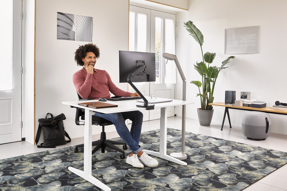 Ahrend Home desk in white and black A2020 Verta office chair with grey Recharge and Pyramid bench with male model in a work from home setting