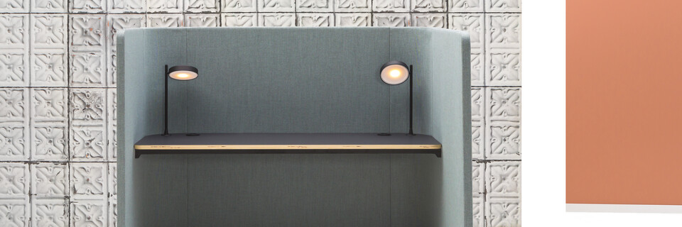 Gispen HUGG Solo desk XL upholstered in light blue with 2 table lamps front view