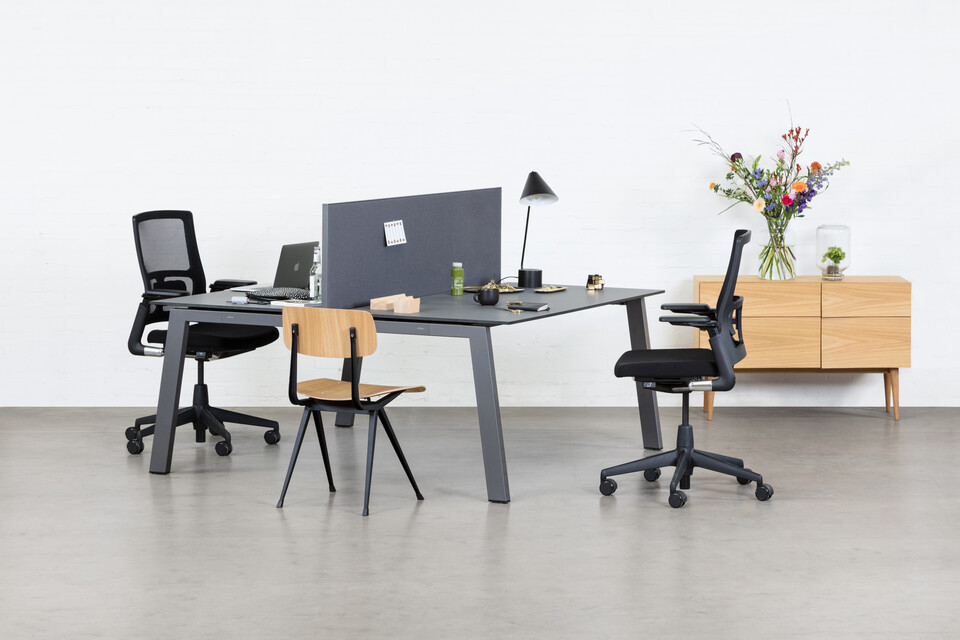 Royal Ahrend Balance 4 leg dual workstation in anthracite with charcoal tops and grey screen with black 2020 office chairs and Result chair front left view
