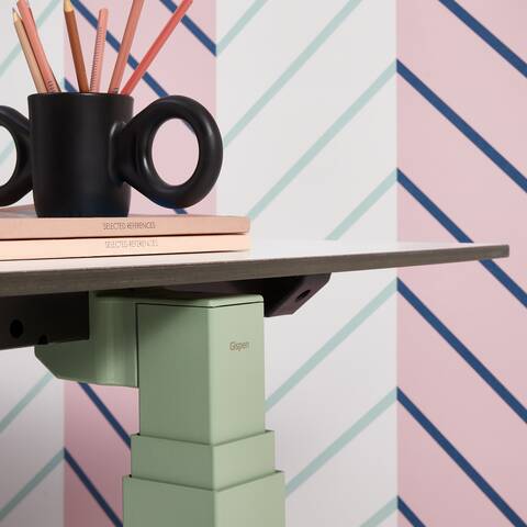 Gispen TMNL workstation  in green and Revived tabletop with Black Dombo cup front right detail view