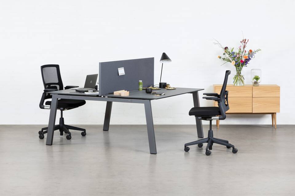 Balance, 2020 Verta, S25 Royal Ahrend Balance 4 leg dual workstation in anthracite with charcoal tops and grey screen with black 2020 office chairs front left view