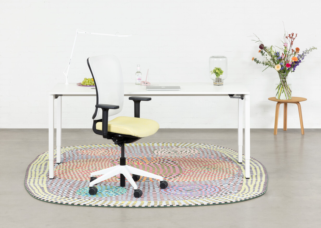 Balance, SQALA Royal Ahrend Balance 4 leg in white with yellow and white SQALA office chair with karpet front view