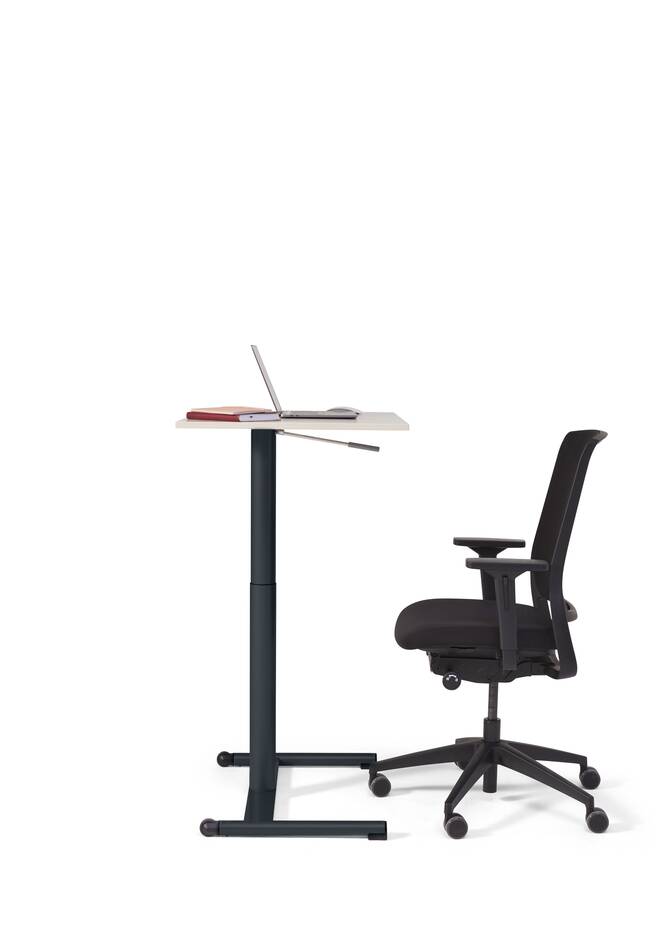 Grow Move, ZINN Smart Royal Ahrend Grow Move desk in black with oak tabletop in standing position with ZINN Smart office chair in black left side view