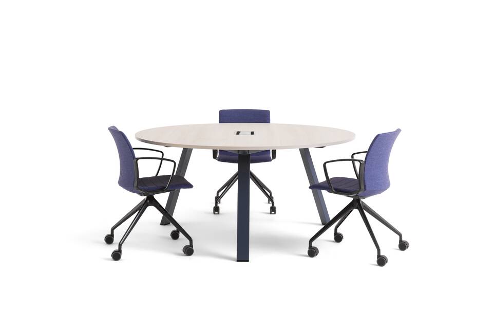 Aero, Well Ahrend Aero table in blue with beech tabletop and 3 Well chairs in black and upholstered in blue front view