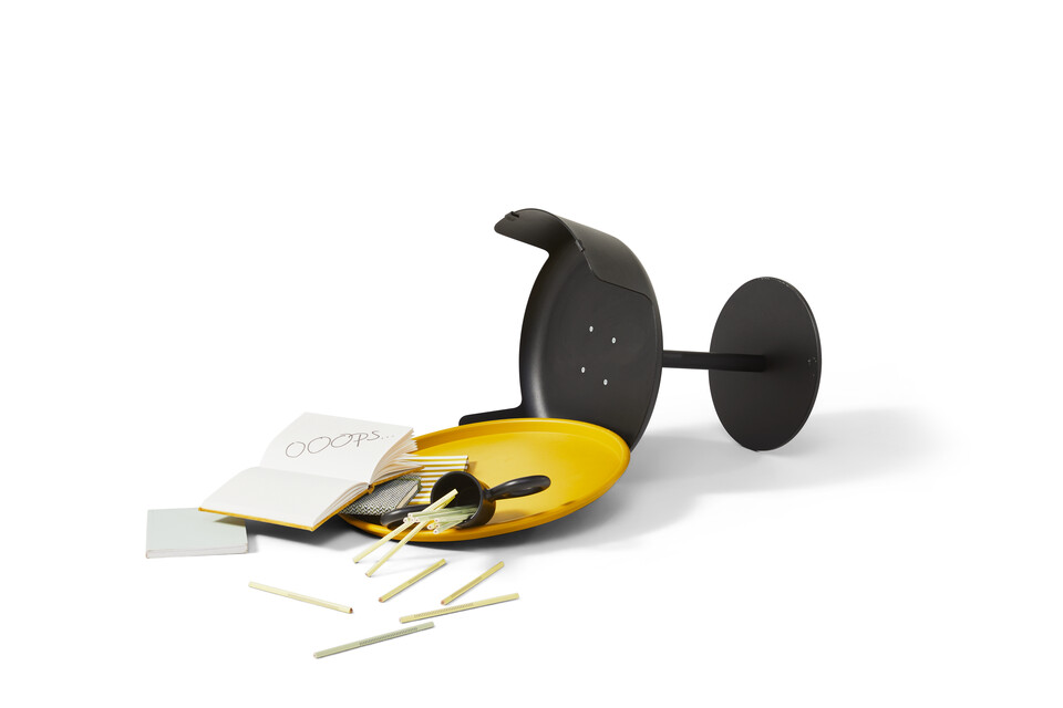Gispen ASY sidetable in black with yellow tray and black Dombo cup tipped over front view