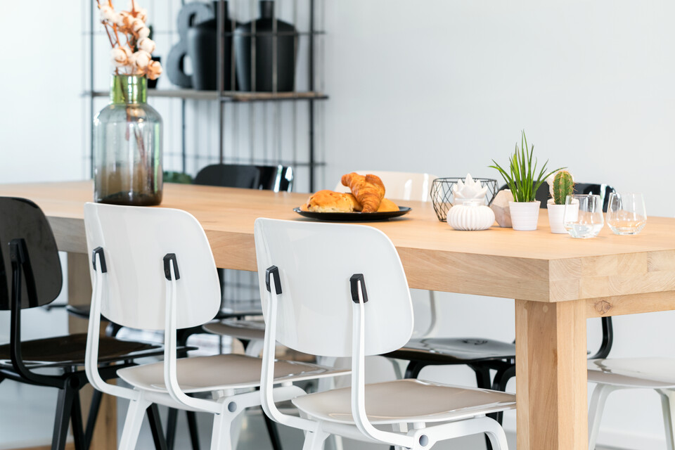 Revolt Royal Ahrend Revolt chairs in white and black at Stijnstijl in Rosmalen 0803