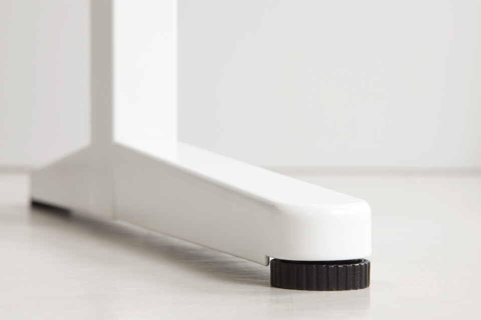 Balance Royal Ahrend Balance workstation leg in white with black leveling foot front left detail view