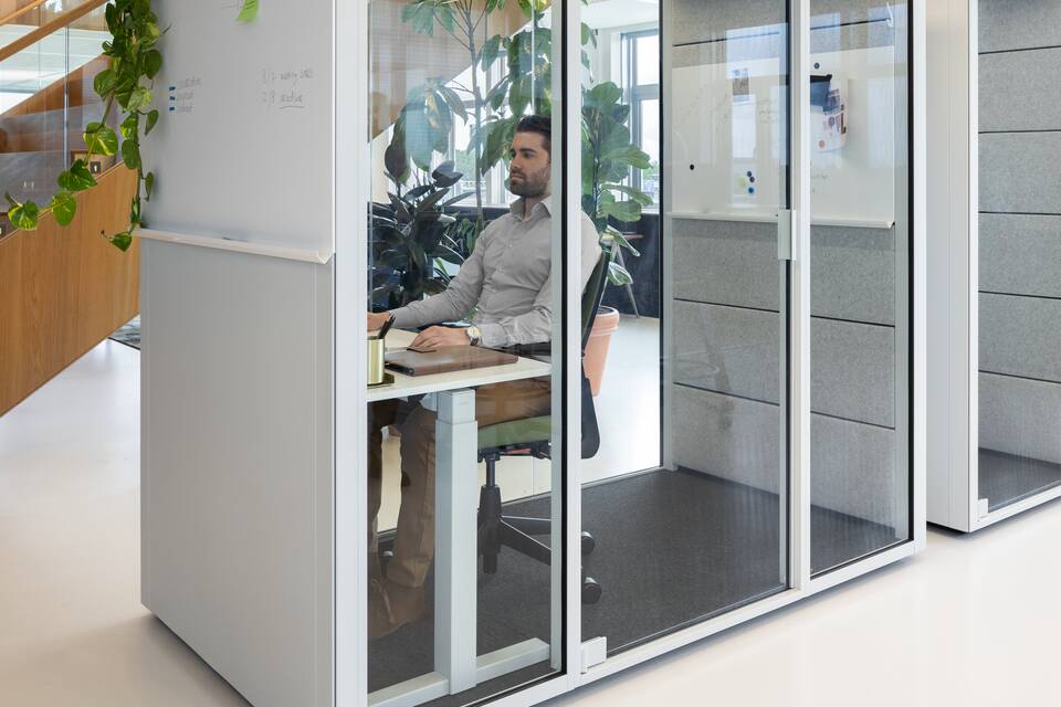 Qabin Chat Focus, Qabin Call, 2020 Verta Qabin Chat Focus, Qabin Call, 2020 Verta portraitm