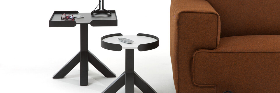 Gispen Dukdalf square large and round small and side tables in black with Outline table lamp next to brown sofa front view