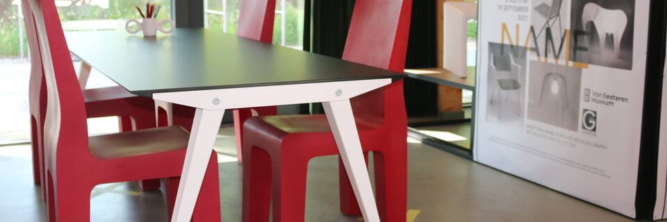 5. Beeld inrichting VEM met affiche    mondial  tafel en Centraal Museum stoelen