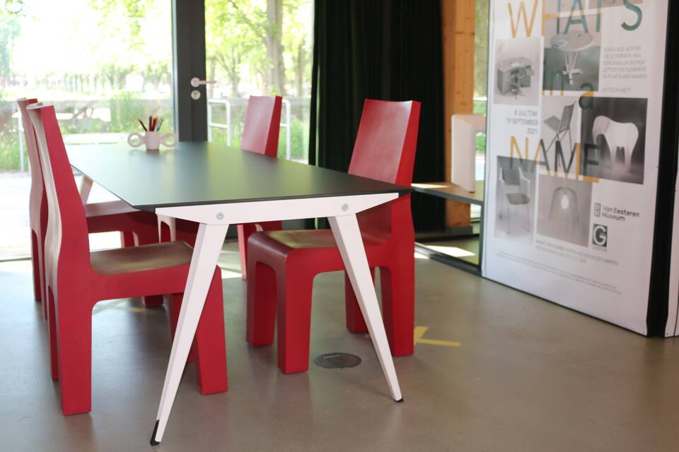 5. Beeld inrichting VEM met affiche    mondial  tafel en Centraal Museum stoelen