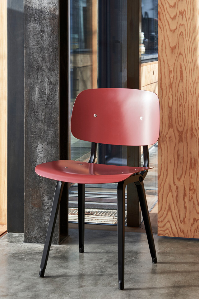 Revolt_plum_red_seat_and_back_black_base