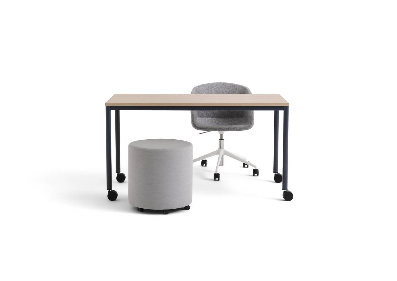 314, Well Armchair Ahrend A314 table on castors in blue with oak tabletop and Well armchair in grey and Mr Janssen poef front view