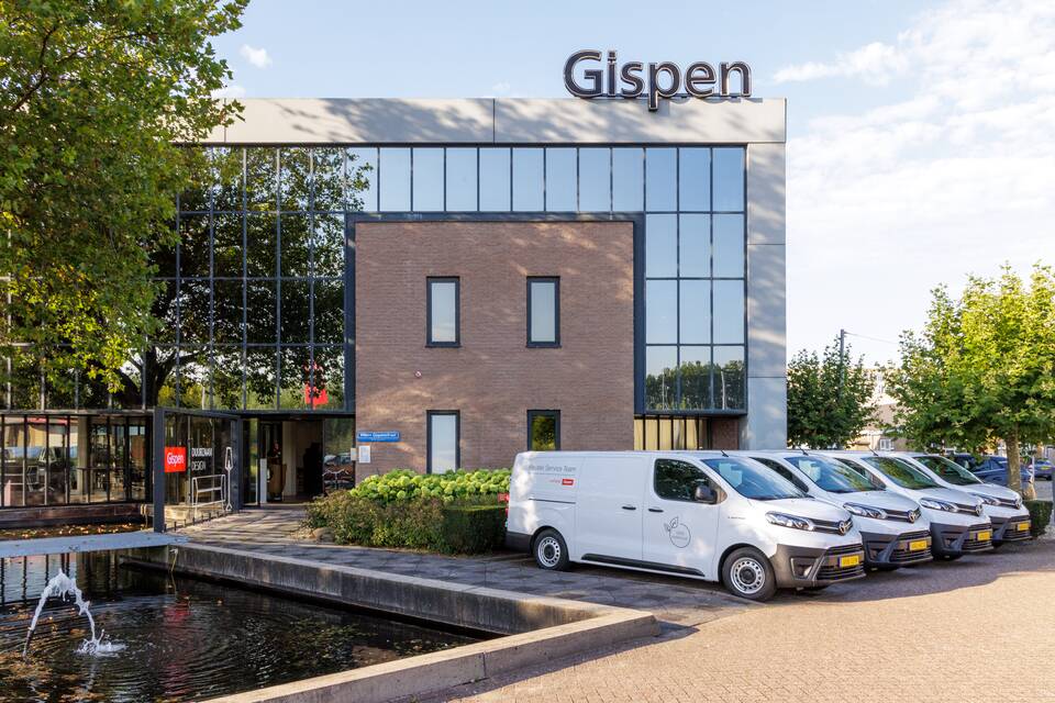 Gispen electric vans for meubelserviceteam in front of Gispen Culemborg 15A3052