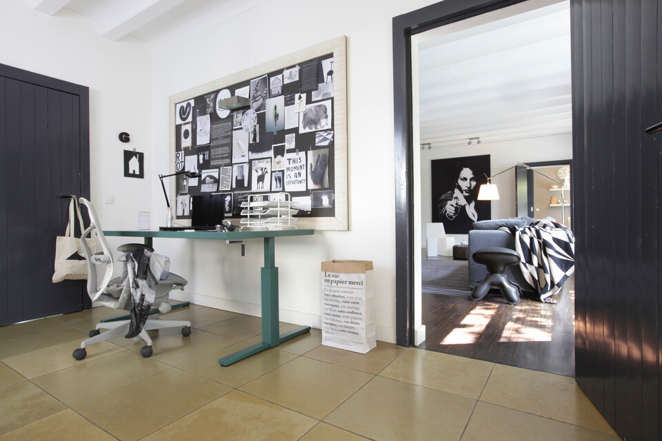 Gispen SteelTop workstation with Mirra office chair with view in living room for Gispen Huiswerk campaign