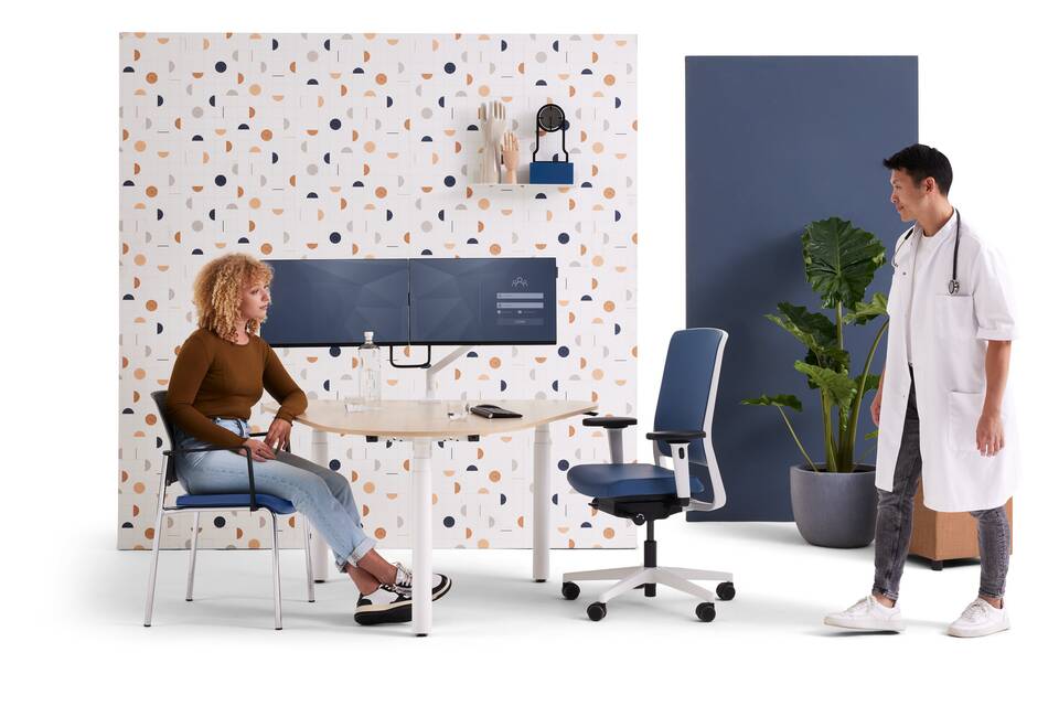 Gispen TMNL Round sit stand Doc workstation with oak tabletop and GRIP dual monitor stand with ZINN chair and office chair with models front view