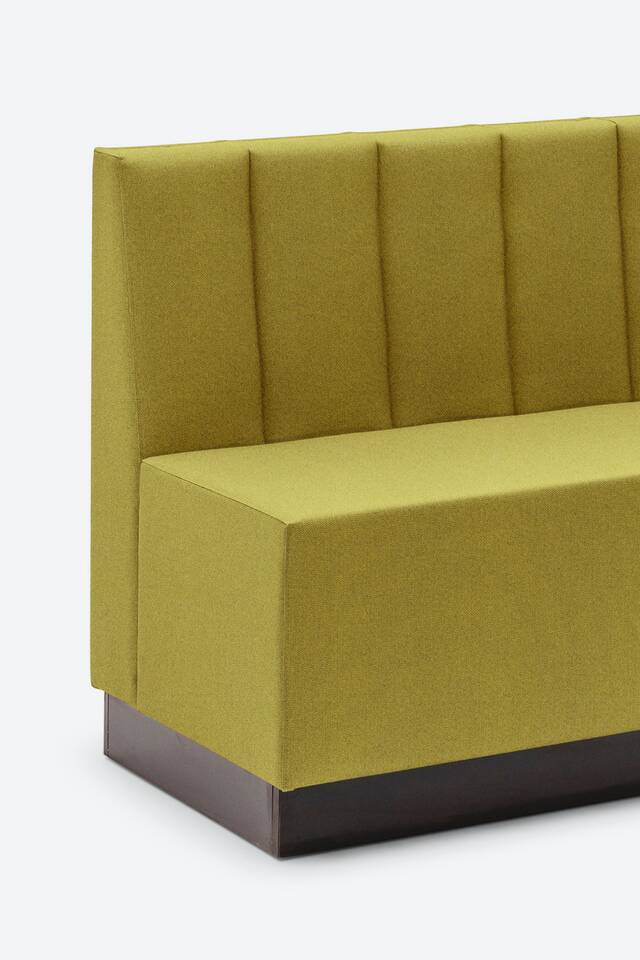 Ahrend Engage trainbench on grey background front left detail view