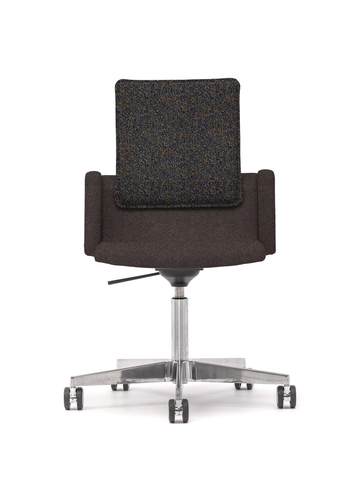 Triennial Manage   portraiti