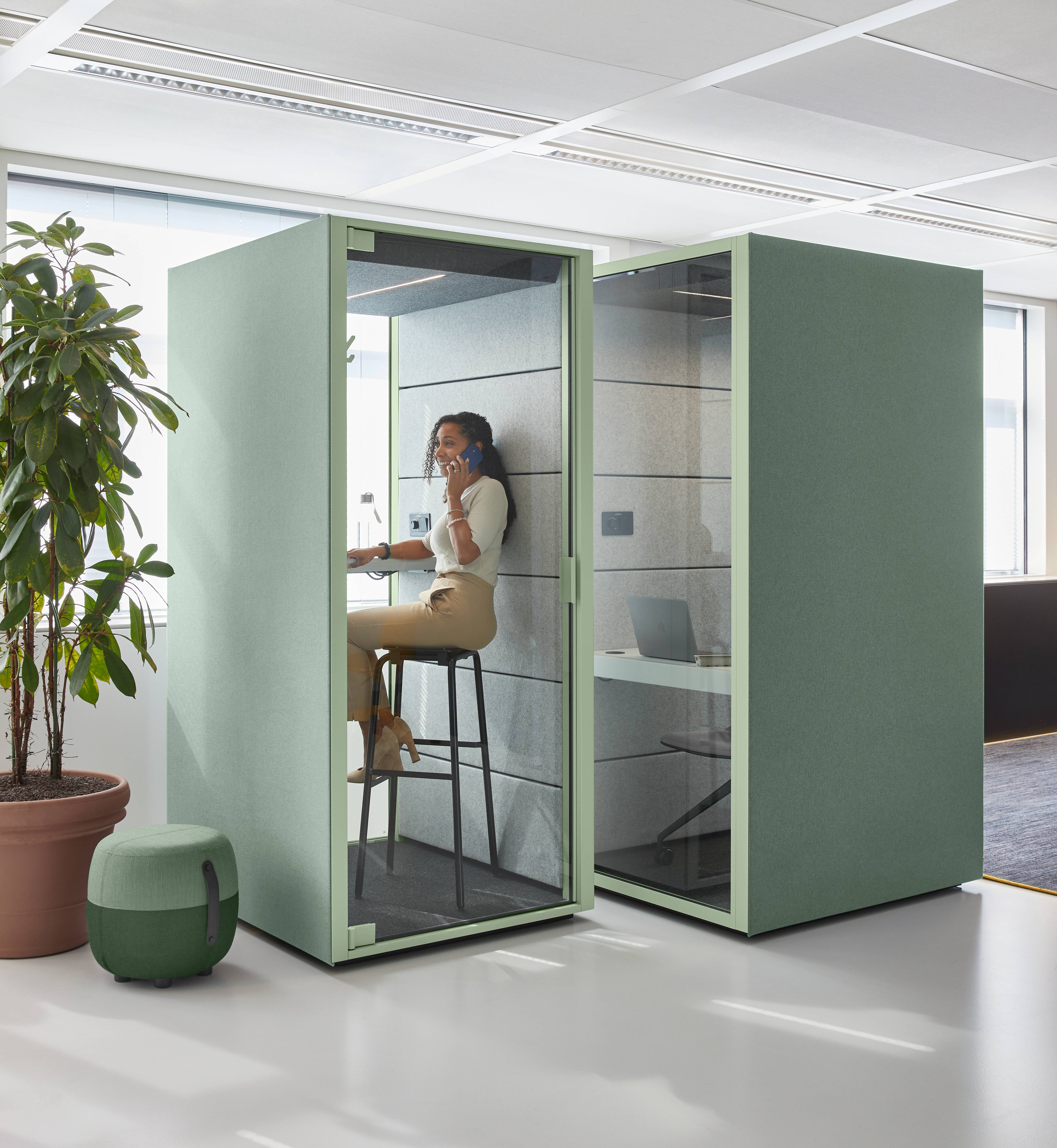 Qabin Call, Recharge, Grow Stool Royal Ahrend interior view of Inspiration Centre AIC in Amsterdam AB690B