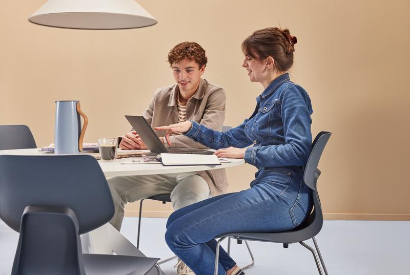 Gispen WIZZ wireframe in blue chairs with white Dukdalf table and models in a blue beige higher education setting front view