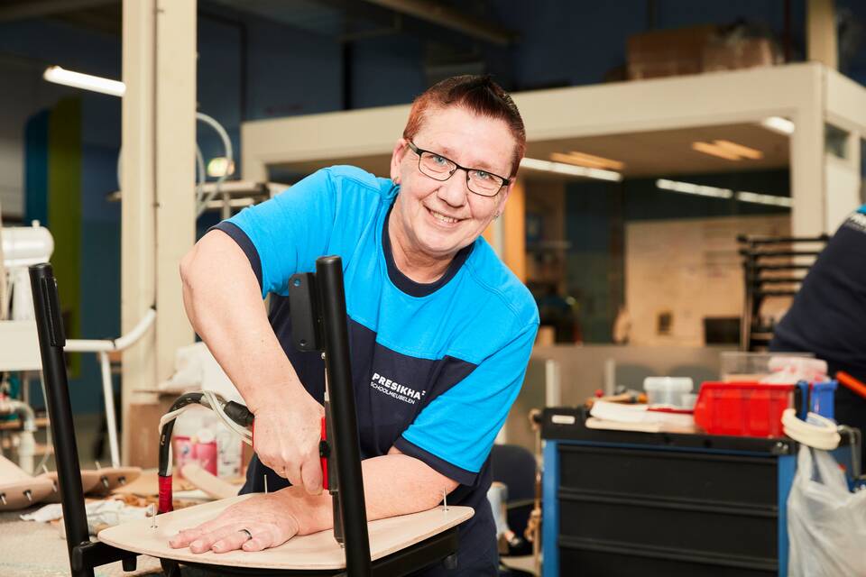 Gispen Presikhaaf Schoolmeubelen fabriek   landscapem