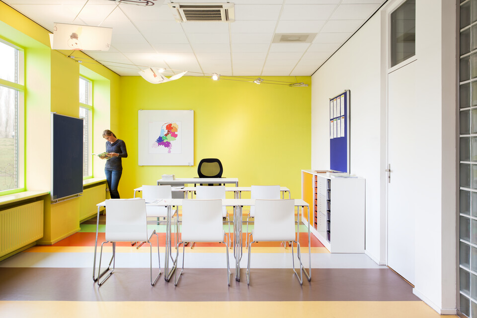 456, 370 Royal Ahrend 456 seminar tables with chrome frame and white tops in 2 rows of 3 with 370 wireframe chairs in classroom rear view