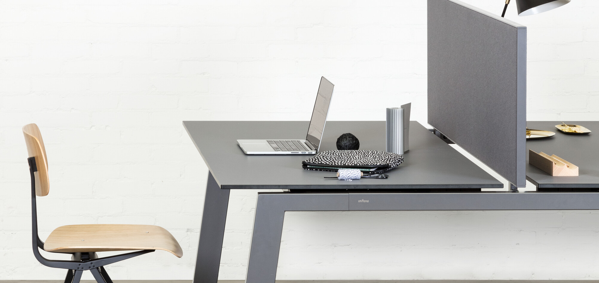Balance, Result, S25 Royal Ahrend Balance 4 leg dual workstation in anthracite with charcoal tops and grey screen with Result chair right side detail view